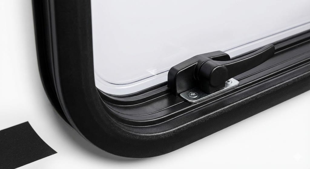 صورة مقربة لمقبض وقفل نافذة Berhimi وزاوية الإطار الأسود